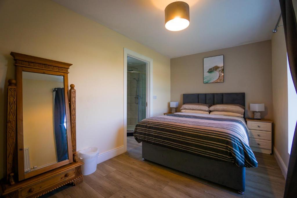 Postel nebo postele na pokoji v ubytování Carrig Island Lodge