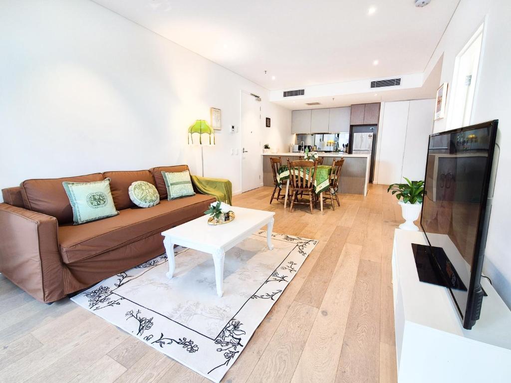 uma sala de estar com um sofá e uma mesa em Cozy Apartment at St Leonard em Sidney