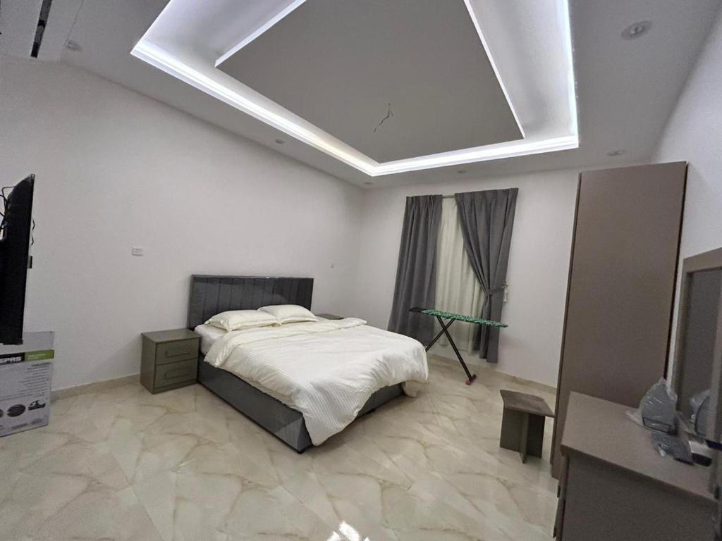 ein Schlafzimmer mit einem Bett und einem Dachfenster in der Unterkunft شقق النسيم بلس بالباحة in Al Bahah