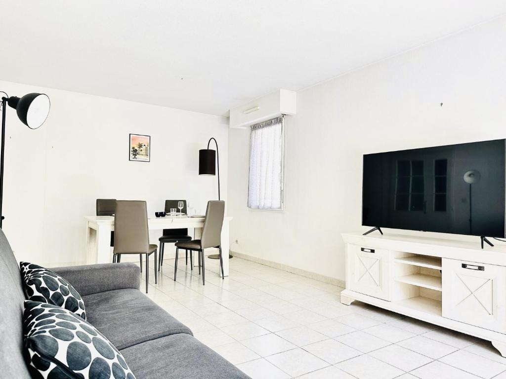 Zdjęcie z galerii obiektu Le Dolce - 2 Pièces centre w Cannes