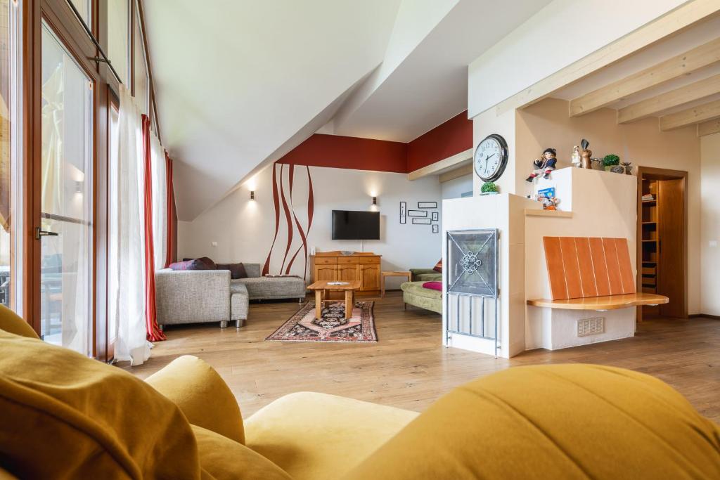 Schönes Apartment Prägant في باد كلينكيرشهايم: غرفة معيشة مع أريكة ومدفأة