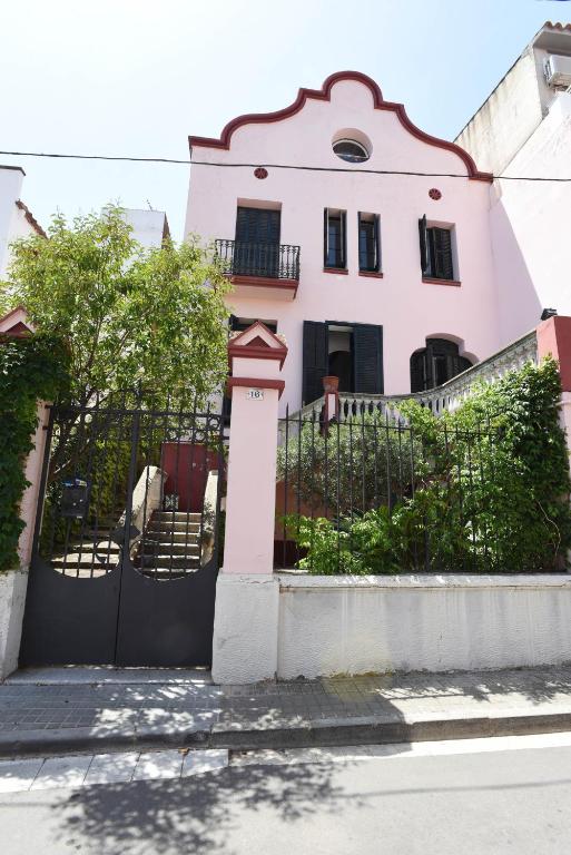 a white house with a gate and a fence at Vila d'Alba in Sant Andreu de Llavaneres