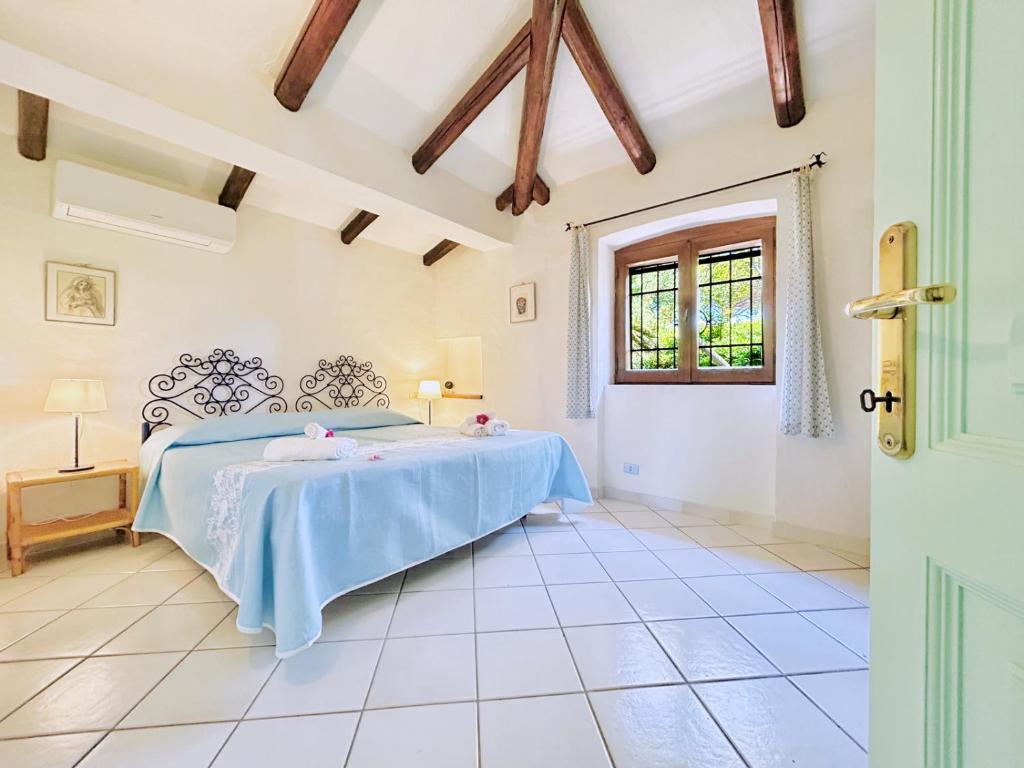 1 dormitorio con 1 cama y 1 mesa en una habitación en Villa Palma, en Baja Sardinia