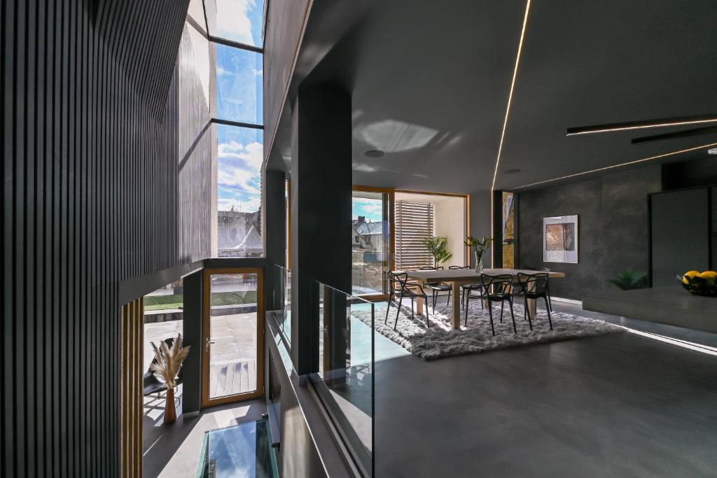 Luxury Villa in Central Woodstock photo photo 4