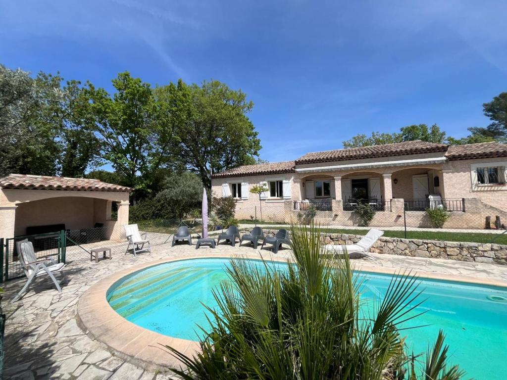 une piscine devant une maison dans l'établissement Villa Jasmin, à Flayosc