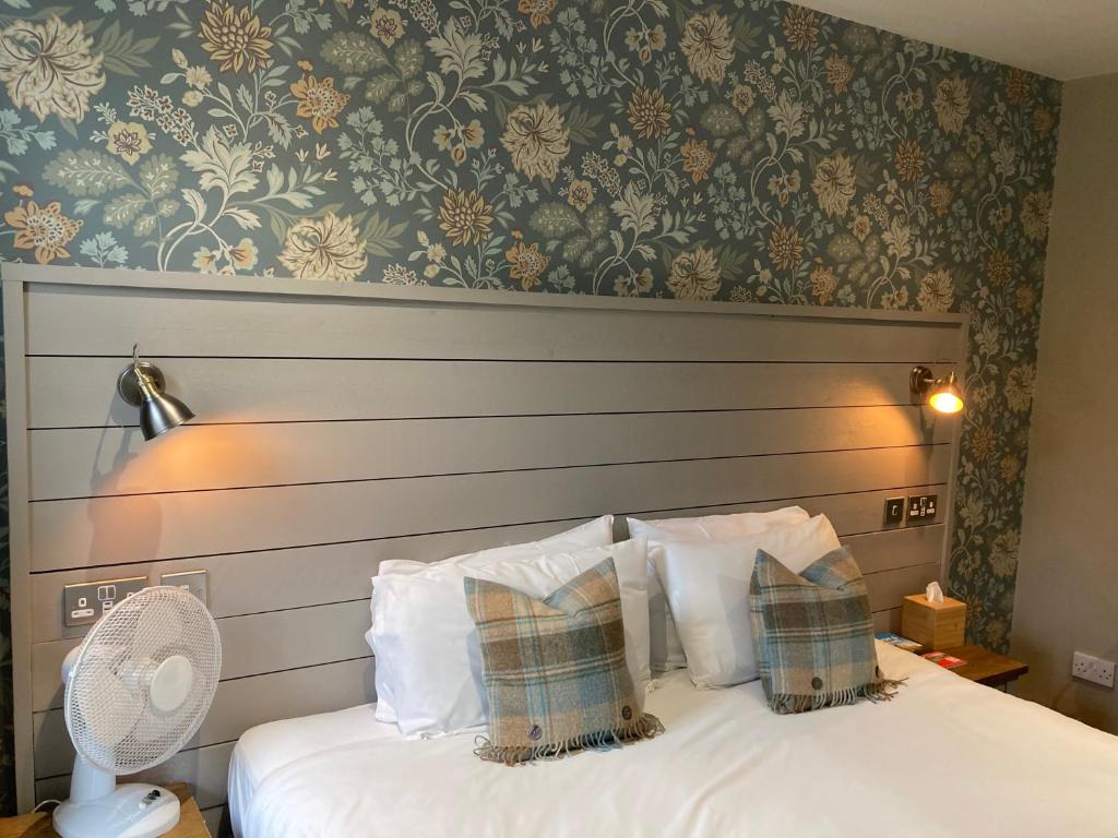 Postel nebo postele na pokoji v ubytování West Port Hotel