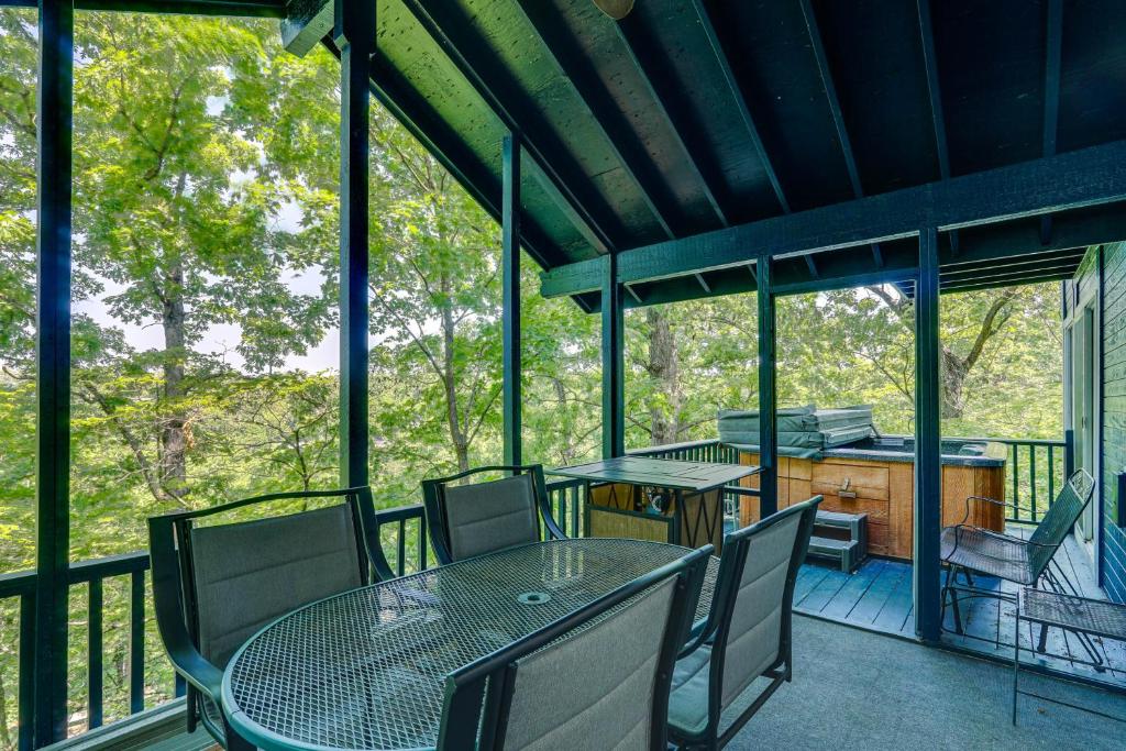a screened in porch with a table and chairs at Screened Deck Margaritaville Lake Resort Retreat! in Osage Beach