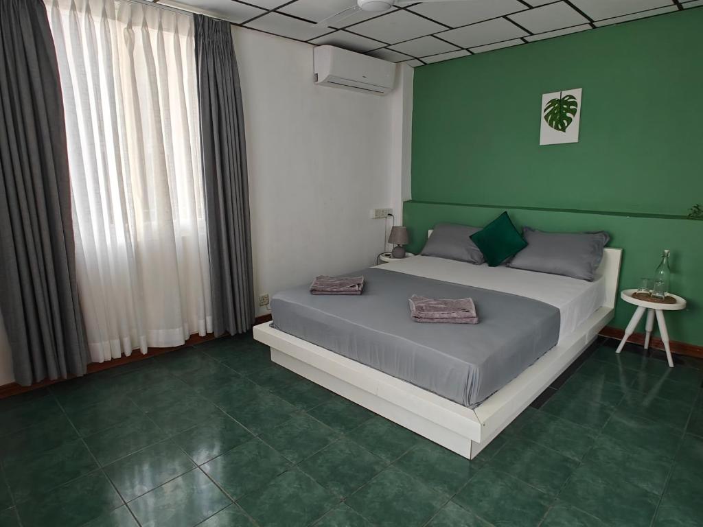 Postel nebo postele na pokoji v ubytování Palmyrah Residencies