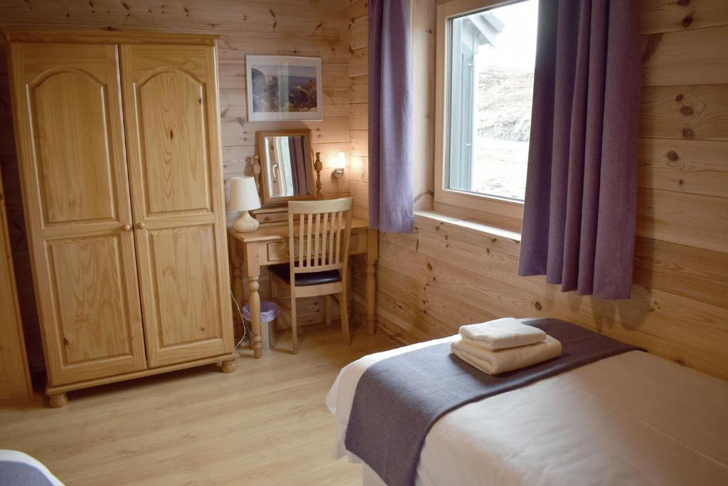 Postel nebo postele na pokoji v ubytování Inver Lodge, Finsbay, Isle of Harris