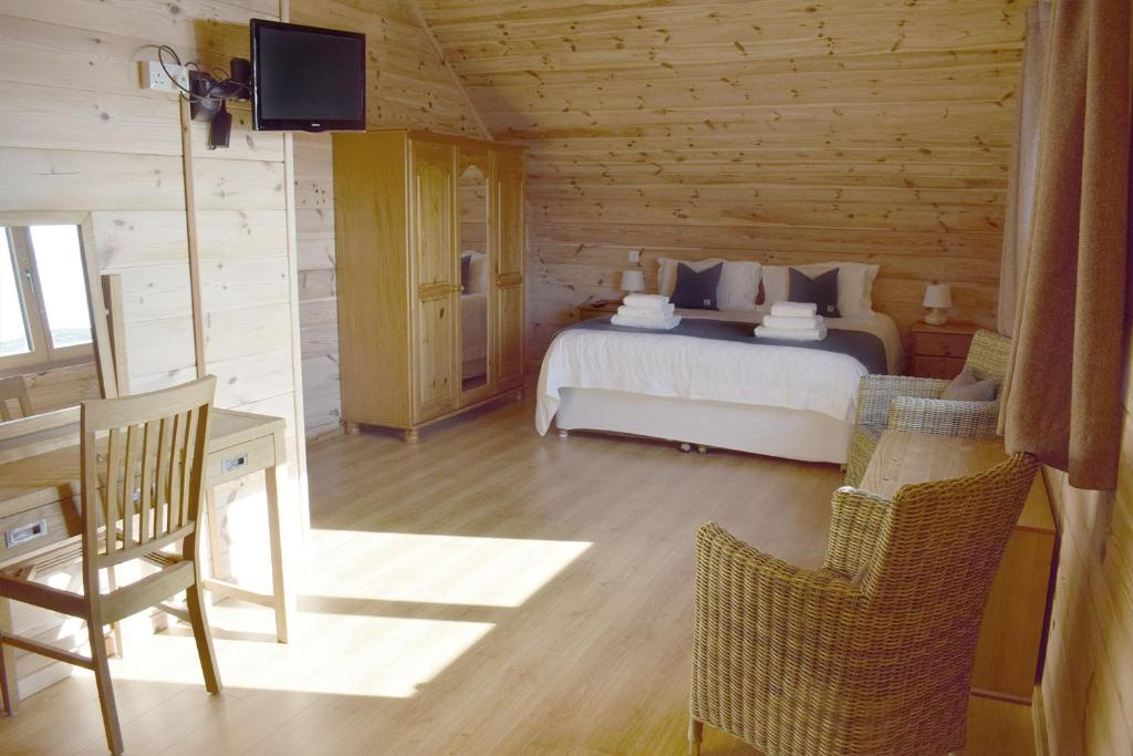 Postel nebo postele na pokoji v ubytování Inver Lodge, Finsbay, Isle of Harris