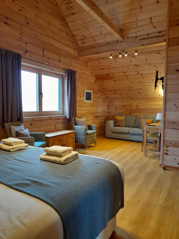 Postel nebo postele na pokoji v ubytování Inver Lodge, Finsbay, Isle of Harris