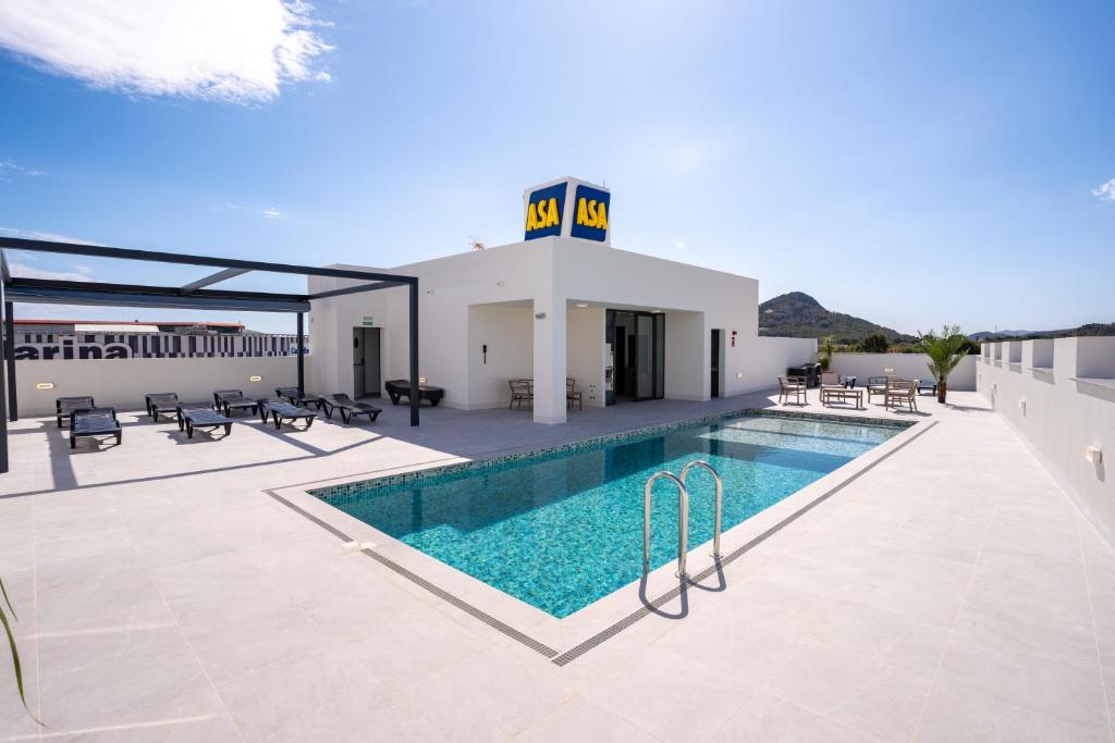 A piscina localizada em ASA Hotel La Marina ou nos arredores