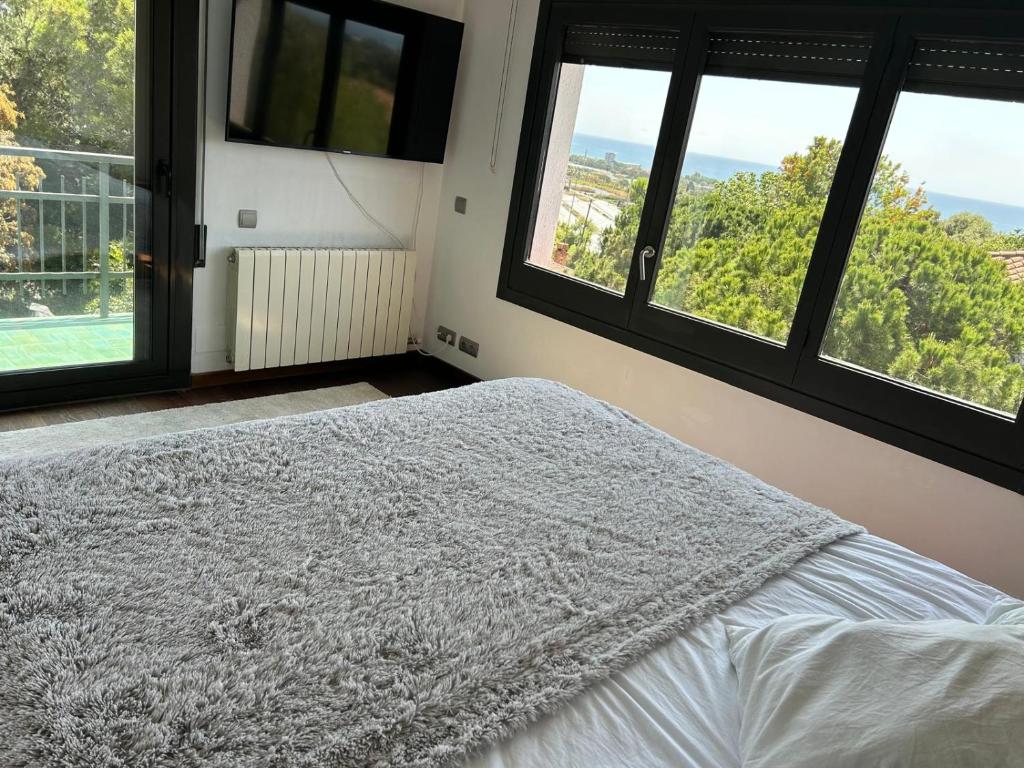 Postel nebo postele na pokoji v ubytování Villa Burriac with Private Pool, Costa Maresme, 20 minutes from Barcelona
