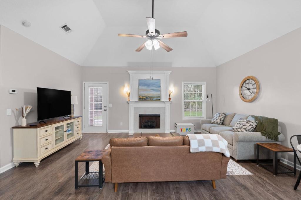 Μια τηλεόραση ή/και κέντρο ψυχαγωγίας στο Quiet Family Home - Near Everything