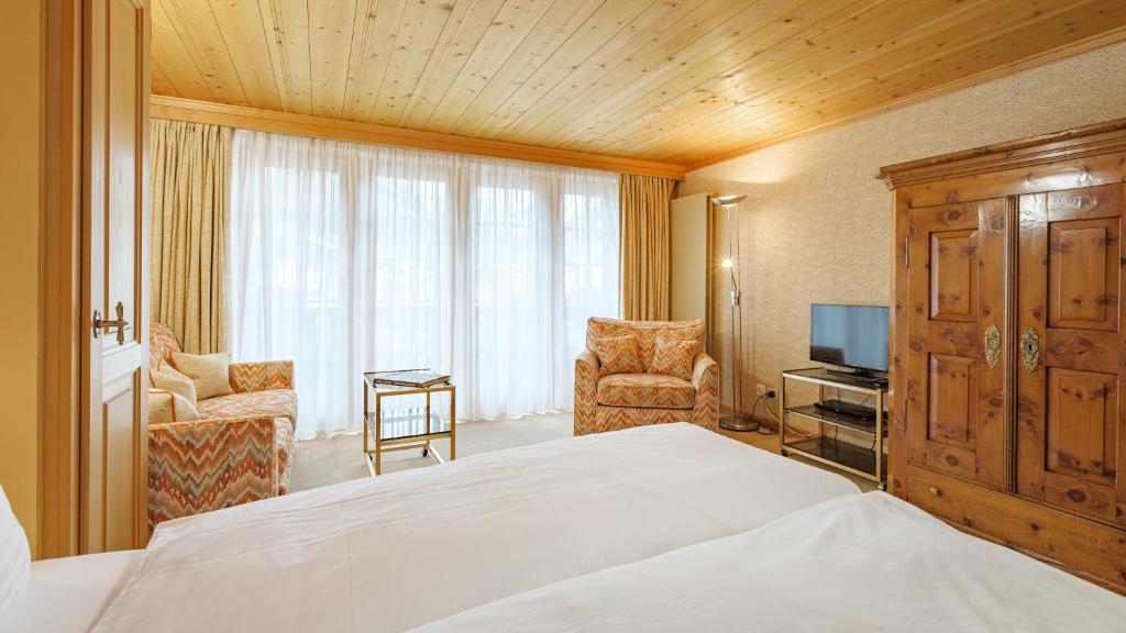 TV a/nebo společenská místnost v ubytování Chalet Kisseye by Zermatt Premium Apartments