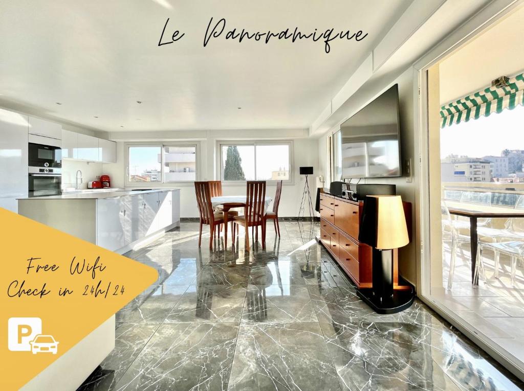 kuchnia i jadalnia ze stołem i krzesłami w obiekcie Le Panoramique - 4 pièces centre Cannes w Cannes