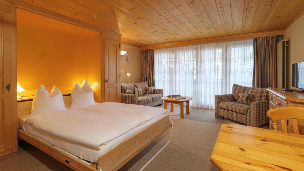 Postel nebo postele na pokoji v ubytování Chalet Kisseye by Zermatt Premium Apartments