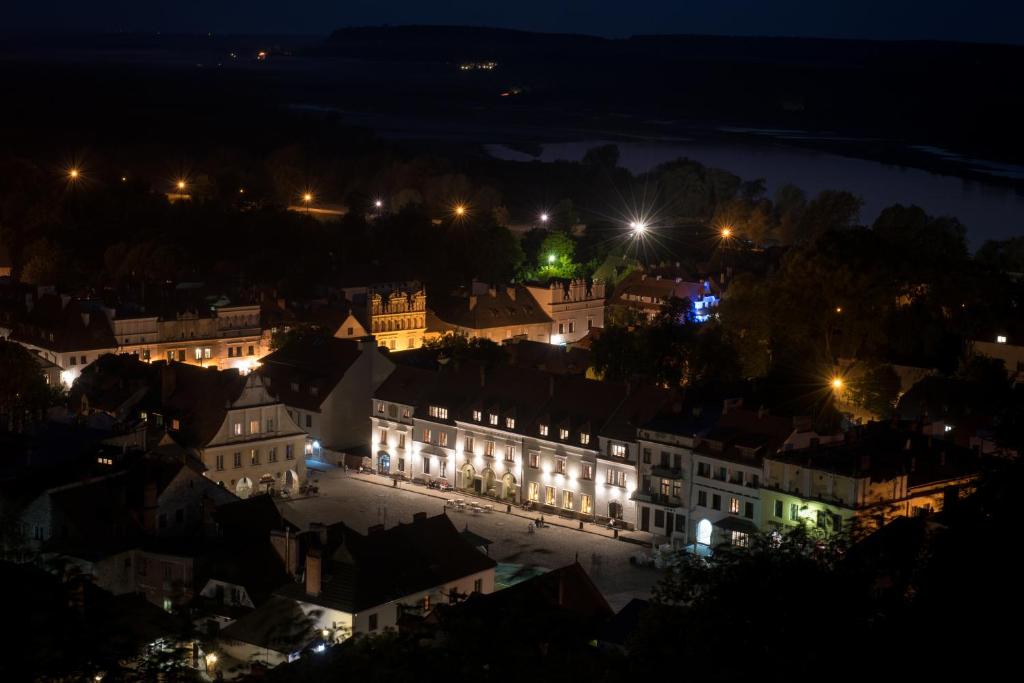 Blick auf die Stadt in der Nacht in der Unterkunft Dom Architekta in Kazimierz Dolny