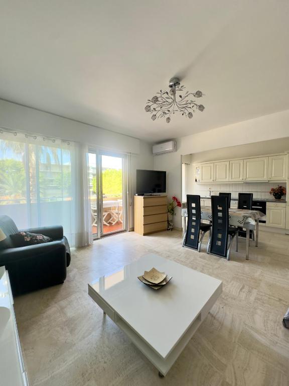 un salon avec un canapé et une table dans l'établissement Appartement 2 pièces Cavalaire sur Mer 60m2, à Cavalaire-sur-Mer