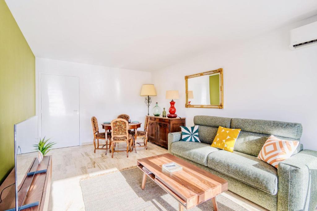 un salon avec un canapé et une table dans l'établissement L'Étrier-Cannes Centre Terrasse, à Cannes