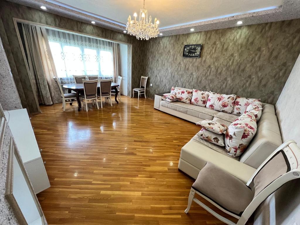 uma sala de estar com 2 sofás e uma sala de jantar em Cozy apartment em Baku