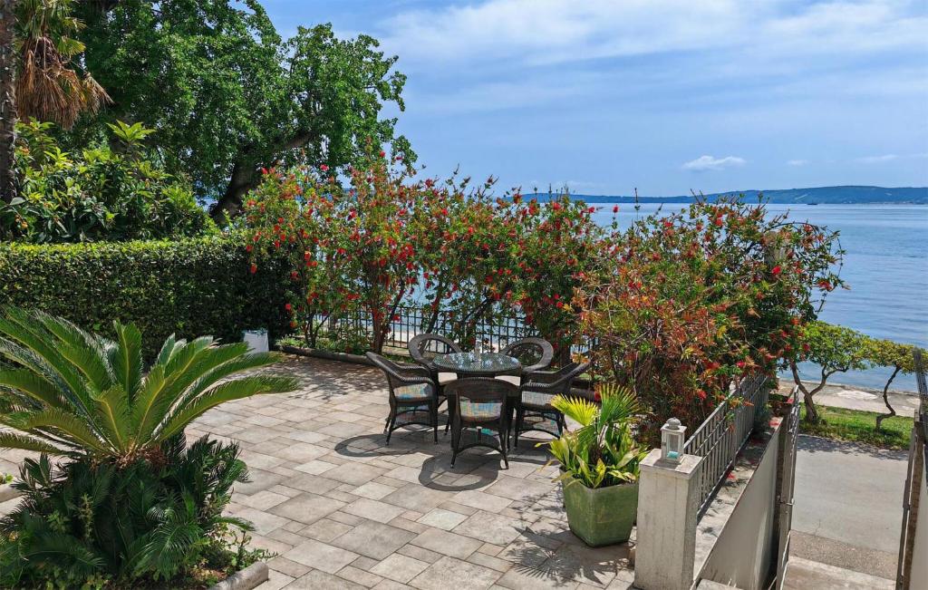 2 Bedroom Beach Front Apartment In Kastel Luksic