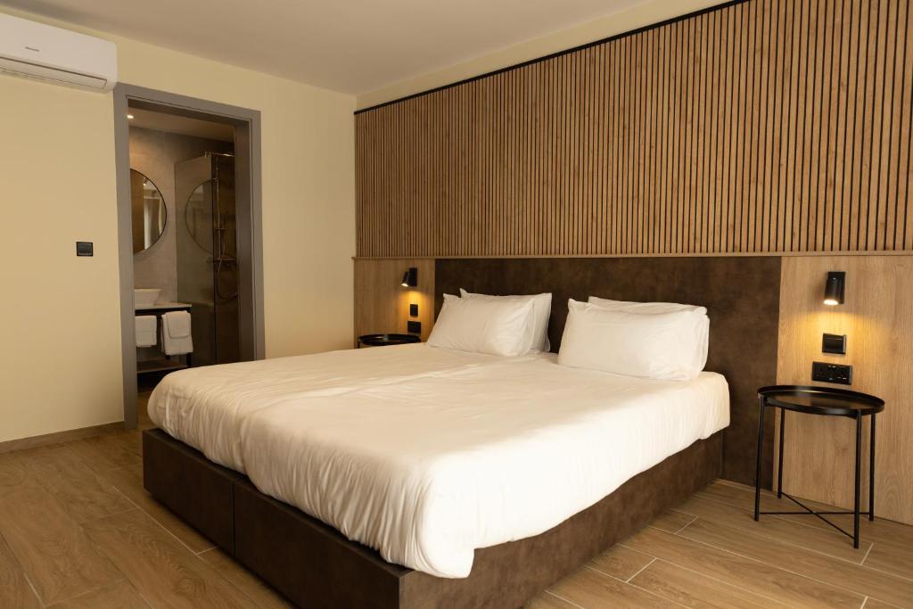 Postel nebo postele na pokoji v ubytování East Sliema Suites
