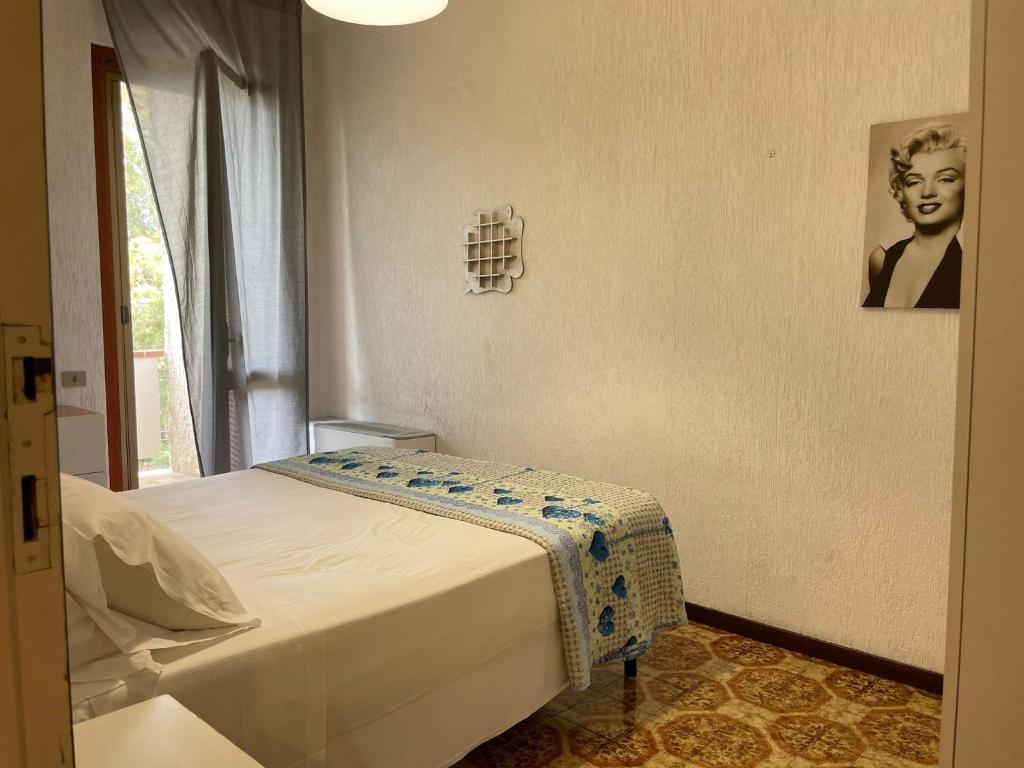 una camera da letto con un letto e un quadro sul muro di VILLETTA 8 - Premium Villas a Giulianova
