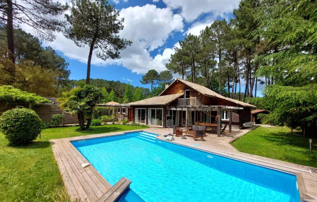 an image of a house with a swimming pool at Stunning Home In Seignosse in Seignosse