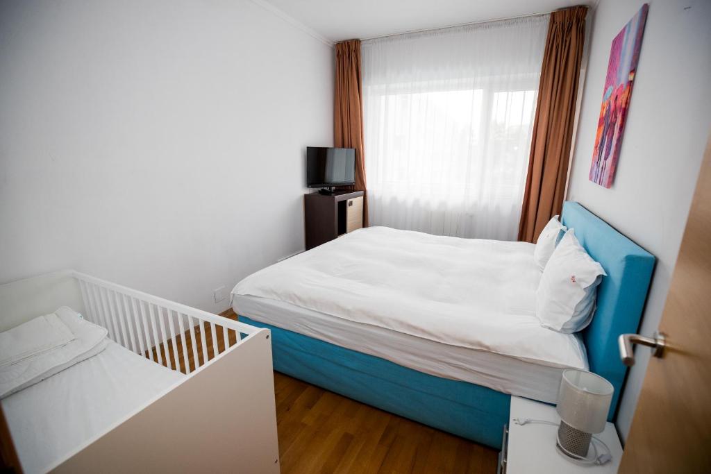 ein kleines Schlafzimmer mit einem Bett und einem Kinderbett in der Unterkunft My Place in Cluj-Napoca 7 Nights Minimum Stay in Cluj-Napoca