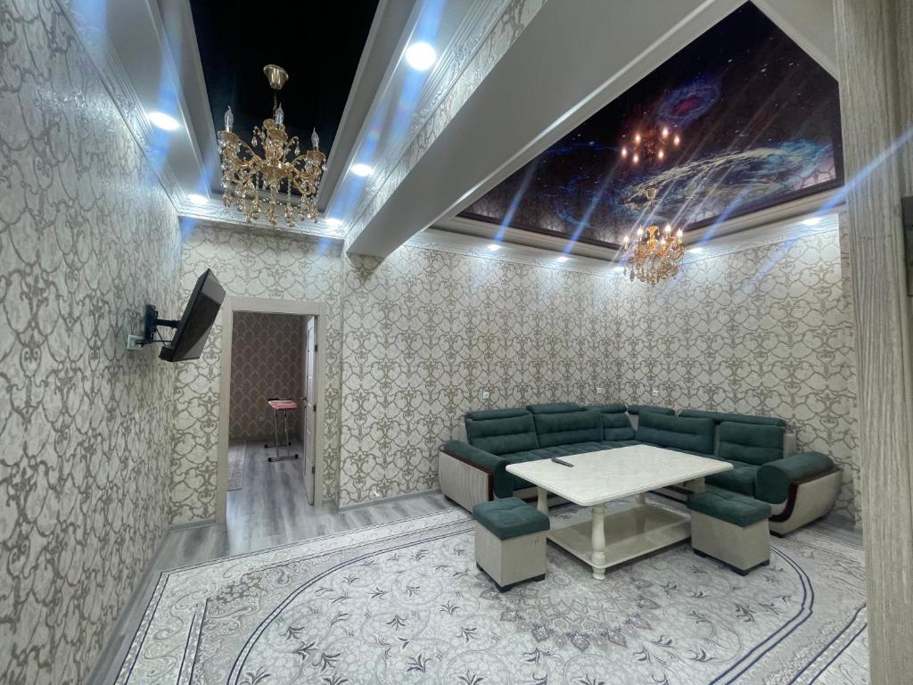 uma sala de conferências com uma mesa e cadeiras verdes em Cozy apartment 3 em Samarkand