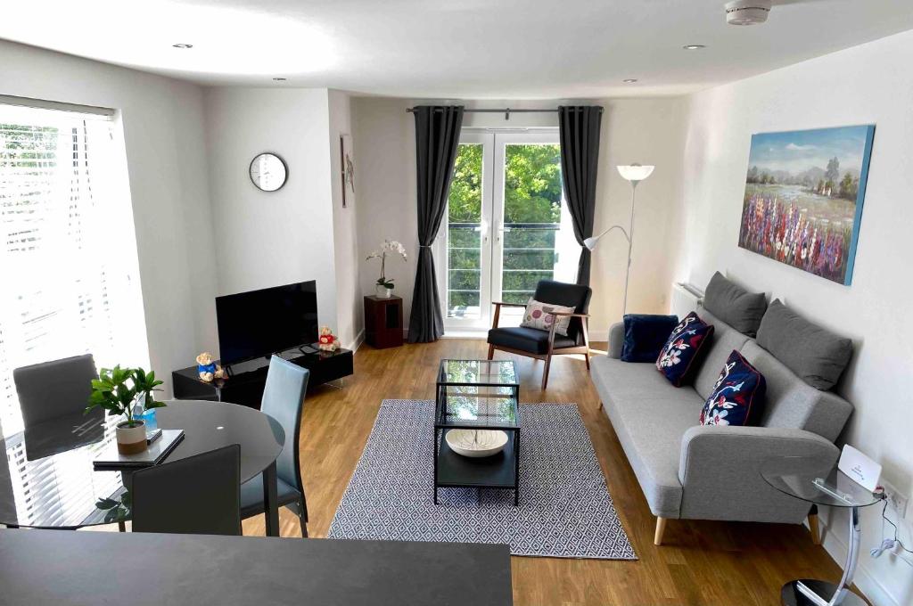 uma sala de estar com um sofá e uma mesa em Liberty Garden (Luxury 1bd Apt) em Portishead