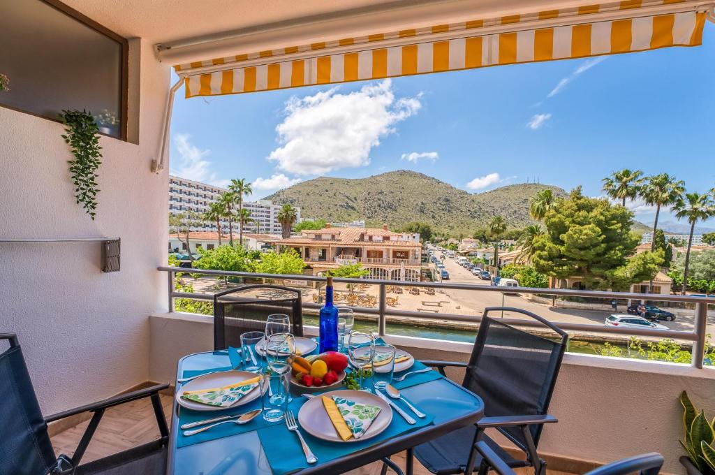 un tavolo su un balcone con vista sulla città di Ideal Property Mallorca - Marvi a Alcudia