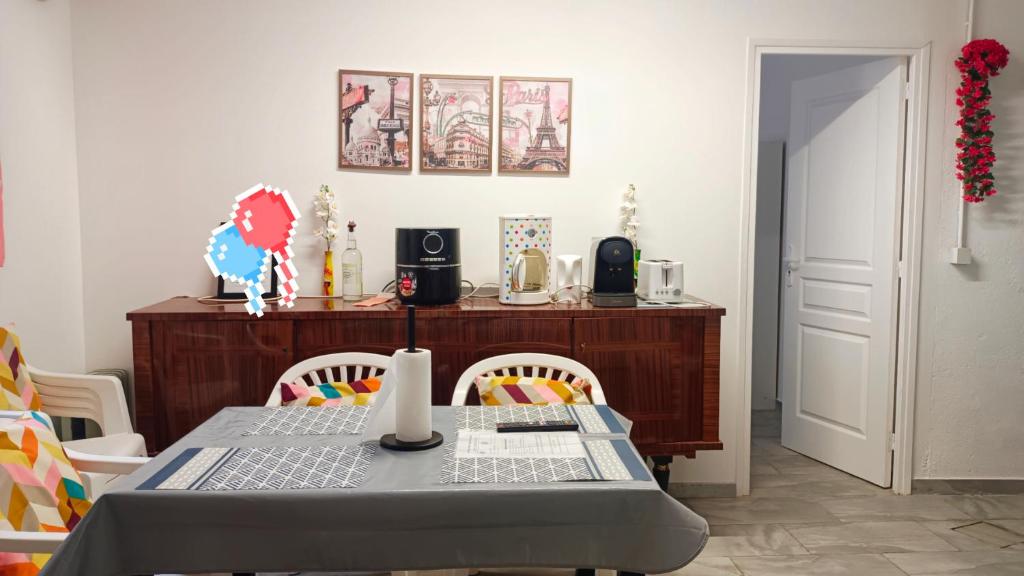 Et tv og/eller underholdning på Bienvenue à PARIS - Appartement confortable, grande terrasse privée au calme, parking gratuit