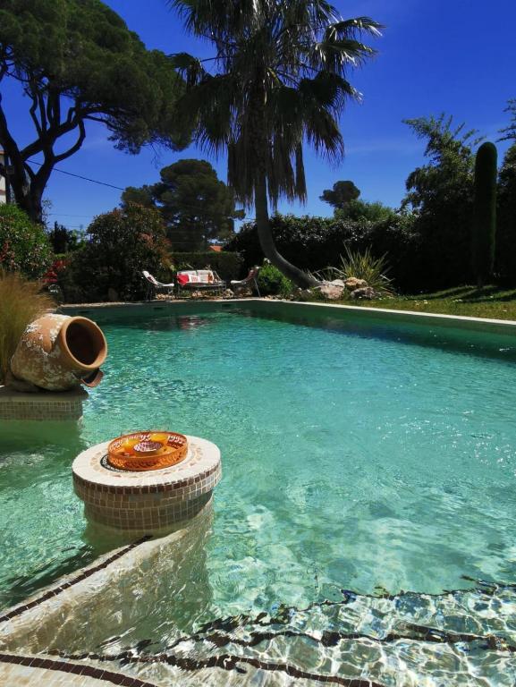 - une piscine avec un pneu dans l'eau dans l'établissement Lou Pitchoun, à Saint-Aygulf