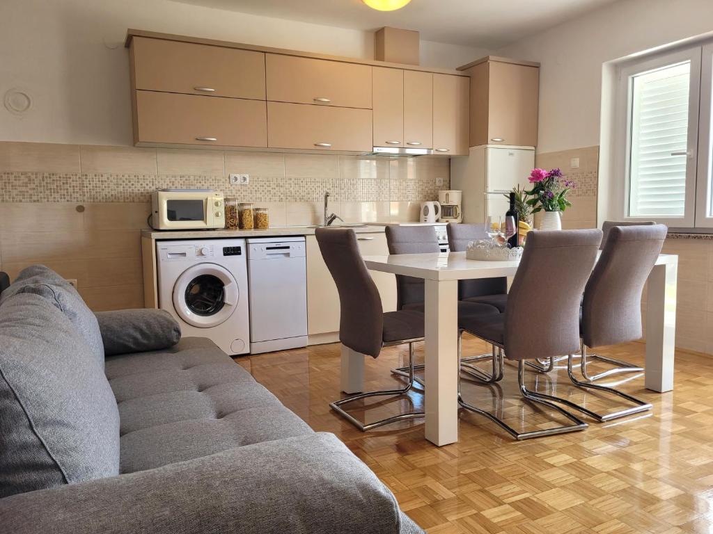 Kuchyň nebo kuchyňský kout v ubytování Apartments Blazevic