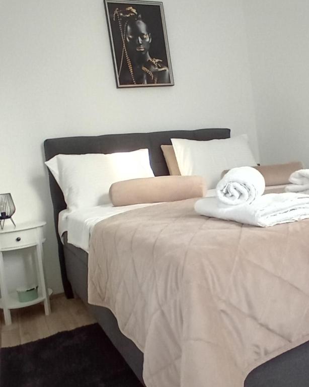 Postel nebo postele na pokoji v ubytování NINA 3 AKVA PARK adr Stevana Ivanovica 1
