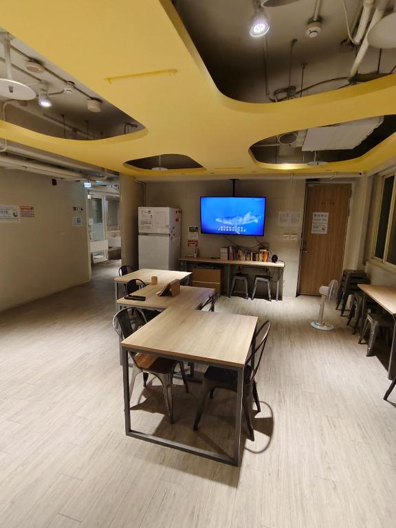 TV a/nebo společenská místnost v ubytování 日初青旅 Sundaily Hostel 北車