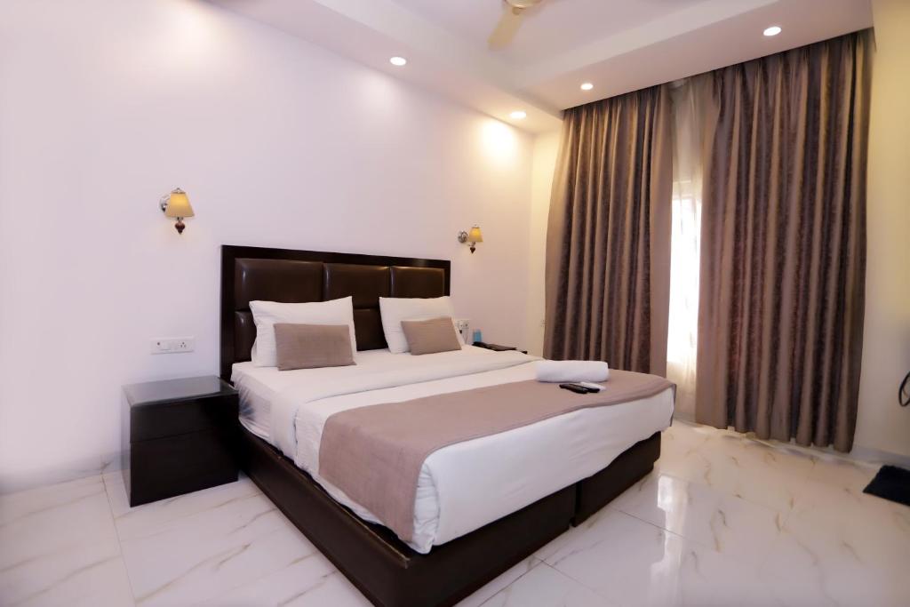 Postel nebo postele na pokoji v ubytování Hotel PK Residency