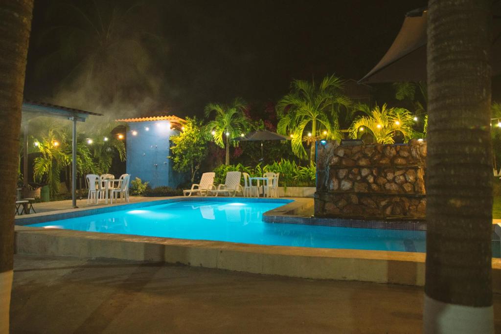 - une piscine dans un complexe la nuit dans l'établissement HOSPEDAJE VILLAMAR, à Nueva Gorgona