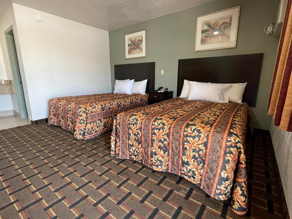 um quarto de hotel com duas camas num quarto em Budget Inn Ada em Ada