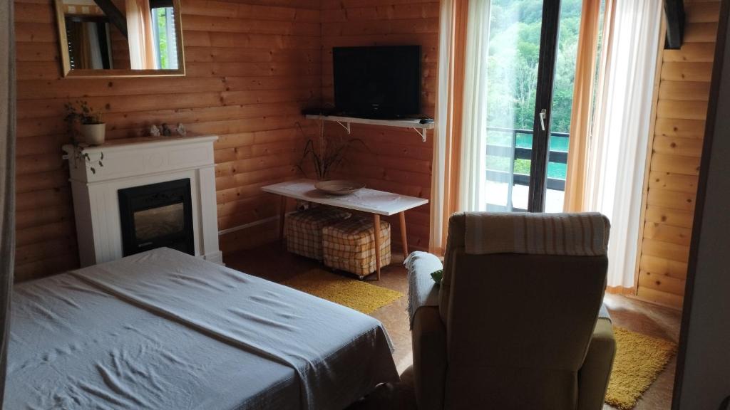 TV a/nebo společenská místnost v ubytování Holiday home Mrežnički šum