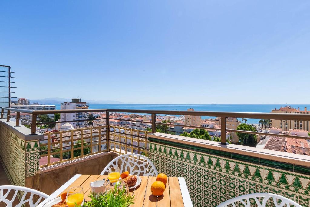uma varanda com uma mesa e cadeiras e o oceano em Edificio Carihuela By IVI Real Estate em Torremolinos
