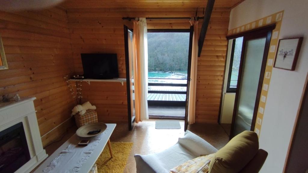 TV a/nebo společenská místnost v ubytování Holiday home Mrežnički šum