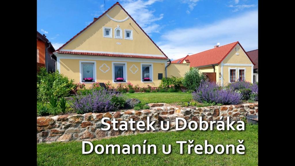 a house in a yard with the words stalker udania domincin u at Apartmány Statek u Dobráka in Třeboň