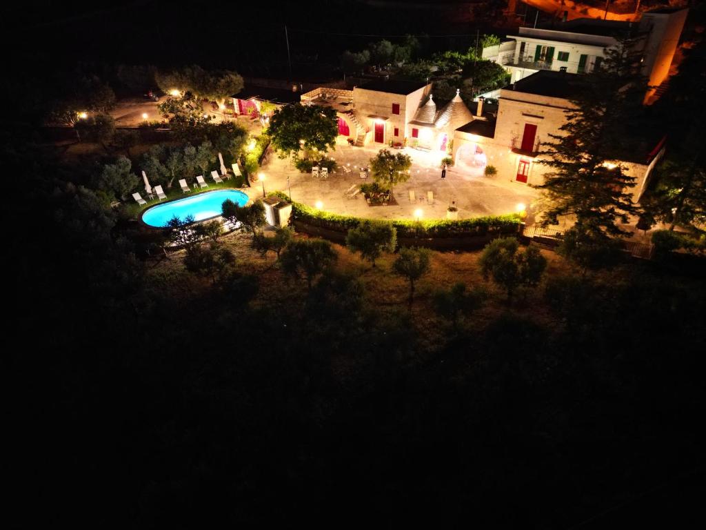 een luchtzicht op een huis met een zwembad in de nacht bij Masseria Trulli Bruni in Locorotondo