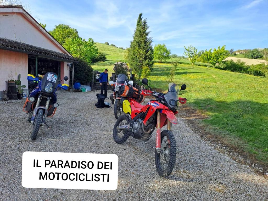 duas motos estacionadas no cascalho perto de uma casa em Cà Maggio Nuovo em Acqualagna