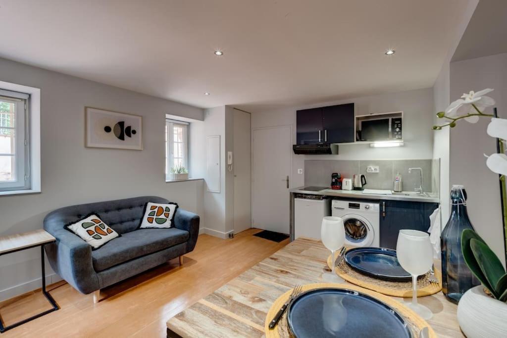 un salon avec un canapé et une table dans l'établissement La Félicita - Sublime T2, à Toulouse