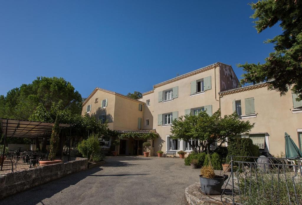 a view of a building with a courtyard at Auberge de l'Escargot d'Or in Dieulefit