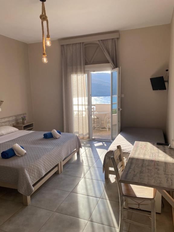 Postel nebo postele na pokoji v ubytování Kohili Kolibithra in Tinos